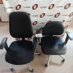 LOTE 477 - 02 CADEIRAS DE ESCRITÓRIO COM BASES GIRATÓRIAS CROMADAS (NO ESTADO, LEILÃO NÃO TEM GARANTIA E NEM DEVOLUÇÃO, SUJEITO A POSSÍVEIS AVARIAS VISÍVEIS/OCULTAS E/OU AUSÊNCIA DE COMPONENTES).