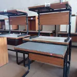 LOTE 451 - 03 MESAS COM ESTRUTURA EM FERRO FUNDIDO E TAMPO DE MADEIRA. (NO ESTADO, LEILÃO NÃO TEM GARANTIA E NEM DEVOLUÇÃO, SUJEITO A POSSÍVEIS AVARIAS VISÍVEIS/OCULTAS E/OU AUSÊNCIA DE COMPONENTES).