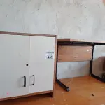 LOTE 437 - 02 MESAS COM ESTRUTURA EM FERRO FUNDIDO TAMPO EM MADEIRA E 01 ARMÁRIO EM MADEIRA COM 02 PORTAS. (NO ESTADO, LEILÃO NÃO TEM GARANTIA E NEM DEVOLUÇÃO, SUJEITO A POSSÍVEIS AVARIAS VISÍVEIS/OCULTAS E/OU AUSÊNCIA DE COMPONENTES).