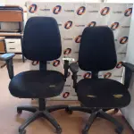 LOTE 472 - 02 CADEIRAS DE ESCRITÓRIO COM BASE GIRATÓRIA. (NO ESTADO, LEILÃO NÃO TEM GARANTIA E NEM DEVOLUÇÃO, SUJEITO A POSSÍVEIS AVARIAS VISÍVEIS/OCULTAS E/OU AUSÊNCIA DE COMPONENTES).