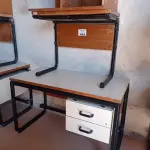 LOTE 434 - 02 MESAS COM ESTRUTURA EM FERRO FUNDIDO TAMPO EM MADEIRA SENDO 01 SEM GAVETAS E 01 MESINHA EM MADEIRA. (NO ESTADO, LEILÃO NÃO TEM GARANTIA E NEM DEVOLUÇÃO, SUJEITO A POSSÍVEIS AVARIAS VISÍVEIS/OCULTAS E/OU AUSÊNCIA DE COMPONENTES).