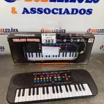 LOTE 383 - 02 TECLADOS DE BRINQUEDO. (NO ESTADO, LEILÃO NÃO TEM GARANTIA E NEM DEVOLUÇÃO, SUJEITO A POSSÍVEIS AVARIAS VISÍVEIS/OCULTAS E/OU AUSÊNCIA DE COMPONENTES).