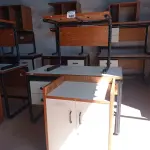 LOTE 460 - 02 MESAS COM ESTRUTURA EM FERRO FUNDIDO TAMPO EM MADEIRA SENDO 01 SEM GAVETAS E 01 ARMÁRIO EM MADEIRA COM 02 PORTAS. (NO ESTADO, LEILÃO NÃO TEM GARANTIA E NEM DEVOLUÇÃO, SUJEITO A POSSÍVEIS AVARIAS VISÍVEIS/OCULTAS E/OU AUSÊNCIA DE COMPONENTES).