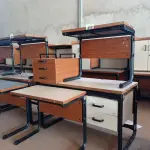 LOTE 452 - 03 MESAS COM ESTRUTURA EM FERRO FUNDIDO TAMPO EM MADEIRA SENDO 02 SEM GAVETAS E 01 GAVETEIRO COM 03 GAVETAS. (NO ESTADO, LEILÃO NÃO TEM GARANTIA E NEM DEVOLUÇÃO, SUJEITO A POSSÍVEIS AVARIAS VISÍVEIS/OCULTAS E/OU AUSÊNCIA DE COMPONENTES).