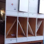 LOTE 424 - 01 ARMÁRIO ROUPEIRO EM MADEIRA C/08 PORTAS INCOMPLETOS. (NO ESTADO, LEILÃO NÃO TEM GARANTIA E NEM DEVOLUÇÃO, SUJEITO A POSSÍVEIS AVARIAS VISÍVEIS/OCULTAS E/OU AUSÊNCIA DE COMPONENTES).