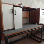 LOTE 441 - 02 MESAS COM ESTRUTURA EM FERRO FUNDIDO TAMPO EM MADEIRA E 01 ARMÁRIO EM MADEIRA COM 02 PORTAS. (NO ESTADO, LEILÃO NÃO TEM GARANTIA E NEM DEVOLUÇÃO, SUJEITO A POSSÍVEIS AVARIAS VISÍVEIS/OCULTAS E/OU AUSÊNCIA DE COMPONENTES).