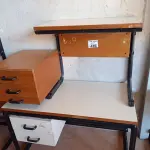 LOTE 436 - 02 MESAS COM ESTRUTURA EM FERRO FUNDIDO TAMPO EM MADEIRA SENDO 01 SEM GAVETAS E 01 GAVETEIRO COM 03 GAVETAS. (NO ESTADO, LEILÃO NÃO TEM GARANTIA E NEM DEVOLUÇÃO, SUJEITO A POSSÍVEIS AVARIAS VISÍVEIS/OCULTAS E/OU AUSÊNCIA DE COMPONENTES).