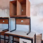 LOTE 435 - 02 MESAS COM ESTRUTURA EM FERRO FUNDIDO TAMPO EM MADEIRA SENDO 01 SEM GAVETAS E 01 MESINHA EM MADEIRA. (NO ESTADO, LEILÃO NÃO TEM GARANTIA E NEM DEVOLUÇÃO, SUJEITO A POSSÍVEIS AVARIAS VISÍVEIS/OCULTAS E/OU AUSÊNCIA DE COMPONENTES).