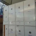 LOTE 427 - 01 ARMÁRIO ROUPEIRO EM MADEIRA C/08 PORTAS. (NO ESTADO, LEILÃO NÃO TEM GARANTIA E NEM DEVOLUÇÃO, SUJEITO A POSSÍVEIS AVARIAS VISÍVEIS/OCULTAS E/OU AUSÊNCIA DE COMPONENTES).