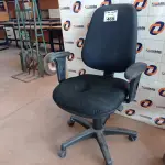 LOTE 469 - 01 CADEIRA DE ESCRITÓRIO COM BASE GIRATÓRIA. (NO ESTADO, LEILÃO NÃO TEM GARANTIA E NEM DEVOLUÇÃO, SUJEITO A POSSÍVEIS AVARIAS VISÍVEIS/OCULTAS E/OU AUSÊNCIA DE COMPONENTES).