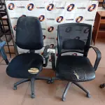 LOTE 470 - 02 CADEIRAS DE ESCRITÓRIO COM BASE GIRATÓRIA. (NO ESTADO, LEILÃO NÃO TEM GARANTIA E NEM DEVOLUÇÃO, SUJEITO A POSSÍVEIS AVARIAS VISÍVEIS/OCULTAS E/OU AUSÊNCIA DE COMPONENTES).
