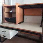 LOTE 444 - 02 MESAS COM ESTRUTURA EM FERRO FUNDIDO TAMPO EM MADEIRA SENDO 01 SEM GAVETAS E 01 ARMÁRIO EM MADEIRA COM PORTA DE ENROLAR. (NO ESTADO, LEILÃO NÃO TEM GARANTIA E NEM DEVOLUÇÃO, SUJEITO A POSSÍVEIS AVARIAS VISÍVEIS/OCULTAS E/OU AUSÊNCIA DE COMPONENTES).