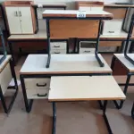 LOTE 453 - 03 MESAS COM ESTRUTURA EM FERRO FUNDIDO TAMPO EM MADEIRA SENDO 02 SEM GAVETAS. (NO ESTADO, LEILÃO NÃO TEM GARANTIA E NEM DEVOLUÇÃO, SUJEITO A POSSÍVEIS AVARIAS VISÍVEIS/OCULTAS E/OU AUSÊNCIA DE COMPONENTES).