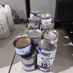 LOTE 351 - 01 LOTE COM VÁRIAS LATAS DE ADESIVO PLÁSTICO. (NO ESTADO, LEILÃO NÃO TEM GARANTIA E NEM DEVOLUÇÃO, SUJEITO A POSSÍVEIS AVARIAS VISÍVEIS/OCULTAS E/OU AUSÊNCIA DE COMPONENTES).