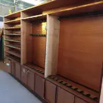 LOTE 432 - 01 ESTANTE PORTA OBJETOS EM MADEIRA. (NO ESTADO, LEILÃO NÃO TEM GARANTIA E NEM DEVOLUÇÃO, SUJEITO A POSSÍVEIS AVARIAS VISÍVEIS/OCULTAS E/OU AUSÊNCIA DE COMPONENTES).