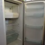 LOTE 171 - 01 GELADEIRA MARCA ELECTROLUX 220V. (NO ESTADO, LEILÃO NÃO TEM GARANTIA E NEM DEVOLUÇÃO, SUJEITO A POSSÍVEIS AVARIAS VISÍVEIS/OCULTAS E/OU AUSÊNCIA DE COMPONENTES).