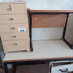 LOTE 438 - 02 MESAS COM ESTRUTURA EM FERRO FUNDIDO TAMPO EM MADEIRA SENDO 01 SEM GAVETAS E 01 GAVETEIRO COM 04 GAVETAS. (NO ESTADO, LEILÃO NÃO TEM GARANTIA E NEM DEVOLUÇÃO, SUJEITO A POSSÍVEIS AVARIAS VISÍVEIS/OCULTAS E/OU AUSÊNCIA DE COMPONENTES).