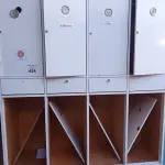 LOTE 424 - 01 ARMÁRIO ROUPEIRO EM MADEIRA C/08 PORTAS INCOMPLETOS. (NO ESTADO, LEILÃO NÃO TEM GARANTIA E NEM DEVOLUÇÃO, SUJEITO A POSSÍVEIS AVARIAS VISÍVEIS/OCULTAS E/OU AUSÊNCIA DE COMPONENTES).