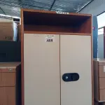 LOTE 409 - 01 ARMÁRIO EM MADEIRA 02 PORTAS. (NO ESTADO, LEILÃO NÃO TEM GARANTIA E NEM DEVOLUÇÃO, SUJEITO A POSSÍVEIS AVARIAS VISÍVEIS/OCULTAS E/OU AUSÊNCIA DE COMPONENTES).