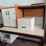 LOTE 439 - 02 MESAS COM ESTRUTURA EM FERRO FUNDIDO TAMPO EM MADEIRA SENDO 01 SEM GAVETAS, 01 GAVETEIRO COM 02 GAVETAS E 01 ARMÁRIO EM MADEIRA COM 02 PORTAS. (NO ESTADO, LEILÃO NÃO TEM GARANTIA E NEM DEVOLUÇÃO, SUJEITO A POSSÍVEIS AVARIAS VISÍVEIS/OCULTAS E/OU AUSÊNCIA DE COMPONENTES).