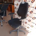 LOTE 461 - 01 CADEIRA DE ESCRITÓRIO COM BASE GIRATÓRIA. (NO ESTADO, LEILÃO NÃO TEM GARANTIA E NEM DEVOLUÇÃO, SUJEITO A POSSÍVEIS AVARIAS VISÍVEIS/OCULTAS E/OU AUSÊNCIA DE COMPONENTES).
