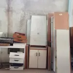 LOTE 445 - 04 MESAS COM ESTRUTURA EM FERRO FUNDIDO TAMPO EM MADEIRA, VÁRIAS PEÇAS DE MESAS DESMONTADAS E 04 LOUSAS. (NO ESTADO, LEILÃO NÃO TEM GARANTIA E NEM DEVOLUÇÃO, SUJEITO A POSSÍVEIS AVARIAS VISÍVEIS/OCULTAS E/OU AUSÊNCIA DE COMPONENTES).
