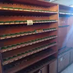 LOTE 432 - 01 ESTANTE PORTA OBJETOS EM MADEIRA. (NO ESTADO, LEILÃO NÃO TEM GARANTIA E NEM DEVOLUÇÃO, SUJEITO A POSSÍVEIS AVARIAS VISÍVEIS/OCULTAS E/OU AUSÊNCIA DE COMPONENTES).