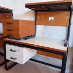 LOTE 436 - 02 MESAS COM ESTRUTURA EM FERRO FUNDIDO TAMPO EM MADEIRA SENDO 01 SEM GAVETAS E 01 GAVETEIRO COM 03 GAVETAS. (NO ESTADO, LEILÃO NÃO TEM GARANTIA E NEM DEVOLUÇÃO, SUJEITO A POSSÍVEIS AVARIAS VISÍVEIS/OCULTAS E/OU AUSÊNCIA DE COMPONENTES).