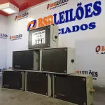 LOTE 371 - 06 ALTO-FALANTES COM SUPORTE DE FERRO SENDO 01 INCOMPLETO. (NO ESTADO, LEILÃO NÃO TEM GARANTIA E NEM DEVOLUÇÃO, SUJEITO A POSSÍVEIS AVARIAS VISÍVEIS/OCULTAS E/OU AUSÊNCIA DE COMPONENTES).