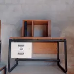 LOTE 433 - 02 MESAS COM ESTRUTURA EM FERRO FUNDIDO TAMPO DE MADEIRA COM 02 GAVETAS E 01 MESINHA EM MADEIRA. (NO ESTADO, LEILÃO NÃO TEM GARANTIA E NEM DEVOLUÇÃO, SUJEITO A POSSÍVEIS AVARIAS VISÍVEIS/OCULTAS E/OU AUSÊNCIA DE COMPONENTES).