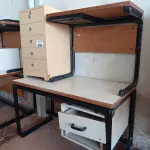 LOTE 438 - 02 MESAS COM ESTRUTURA EM FERRO FUNDIDO TAMPO EM MADEIRA SENDO 01 SEM GAVETAS E 01 GAVETEIRO COM 04 GAVETAS. (NO ESTADO, LEILÃO NÃO TEM GARANTIA E NEM DEVOLUÇÃO, SUJEITO A POSSÍVEIS AVARIAS VISÍVEIS/OCULTAS E/OU AUSÊNCIA DE COMPONENTES).