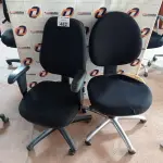 LOTE 482 - 02 CADEIRAS DE ESCRITÓRIO COM BASE GIRATÓRIA. (NO ESTADO, LEILÃO NÃO TEM GARANTIA E NEM DEVOLUÇÃO, SUJEITO A POSSÍVEIS AVARIAS VISÍVEIS/OCULTAS E/OU AUSÊNCIA DE COMPONENTES).