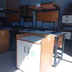 LOTE 460 - 02 MESAS COM ESTRUTURA EM FERRO FUNDIDO TAMPO EM MADEIRA SENDO 01 SEM GAVETAS E 01 ARMÁRIO EM MADEIRA COM 02 PORTAS. (NO ESTADO, LEILÃO NÃO TEM GARANTIA E NEM DEVOLUÇÃO, SUJEITO A POSSÍVEIS AVARIAS VISÍVEIS/OCULTAS E/OU AUSÊNCIA DE COMPONENTES).
