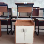 LOTE 449 - 02 MESAS COM ESTRUTURA EM FERRO FUNDIDO TAMPO EM MADEIRA E 01 ARMÁRIO EM MADEIRA COM 02 PORTAS. (NO ESTADO, LEILÃO NÃO TEM GARANTIA E NEM DEVOLUÇÃO, SUJEITO A POSSÍVEIS AVARIAS VISÍVEIS/OCULTAS E/OU AUSÊNCIA DE COMPONENTES).