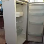 LOTE 171 - 01 GELADEIRA MARCA ELECTROLUX 220V. (NO ESTADO, LEILÃO NÃO TEM GARANTIA E NEM DEVOLUÇÃO, SUJEITO A POSSÍVEIS AVARIAS VISÍVEIS/OCULTAS E/OU AUSÊNCIA DE COMPONENTES).