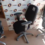 LOTE 462 - 01 CADEIRA DE ESCRITÓRIO COM BASE GIRATÓRIA. (NO ESTADO, LEILÃO NÃO TEM GARANTIA E NEM DEVOLUÇÃO, SUJEITO A POSSÍVEIS AVARIAS VISÍVEIS/OCULTAS E/OU AUSÊNCIA DE COMPONENTES).
