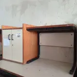 LOTE 443 - 02 MESAS COM ESTRUTURA EM FERRO FUNDIDO TAMPO EM MADEIRA E 01 ARMÁRIO EM MADEIRA COM 02 PORTAS. (NO ESTADO, LEILÃO NÃO TEM GARANTIA E NEM DEVOLUÇÃO, SUJEITO A POSSÍVEIS AVARIAS VISÍVEIS/OCULTAS E/OU AUSÊNCIA DE COMPONENTES).