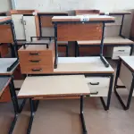 LOTE 452 - 03 MESAS COM ESTRUTURA EM FERRO FUNDIDO TAMPO EM MADEIRA SENDO 02 SEM GAVETAS E 01 GAVETEIRO COM 03 GAVETAS. (NO ESTADO, LEILÃO NÃO TEM GARANTIA E NEM DEVOLUÇÃO, SUJEITO A POSSÍVEIS AVARIAS VISÍVEIS/OCULTAS E/OU AUSÊNCIA DE COMPONENTES).