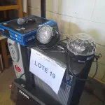 LOTE 327 - MOSTRADOR DE SENHA + SUPORTE COM DISPENSADOR DE SENHAS + CAIXA DE SOM AMPLIFICADA + MICROFONE COM FIO CSR + MICROFONE S/FIO KARSECT + AQUECEDOR DE AR + REFLETOR DE TEATRO + ESTROBOSCOPIO.  (UNIDADE: B-084 - PASSO FUNDO/RS  - LOCAL DE RETIRADA: AVENIDA PERIMETRAL DEPUTADO GUARACY MARINHO, 600 BAIRRO: SÃO MIGUEL -  PASSO FUNDO/RS – CEP: 99.030-440)