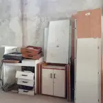 LOTE 445 - 04 MESAS COM ESTRUTURA EM FERRO FUNDIDO TAMPO EM MADEIRA, VÁRIAS PEÇAS DE MESAS DESMONTADAS E 04 LOUSAS. (NO ESTADO, LEILÃO NÃO TEM GARANTIA E NEM DEVOLUÇÃO, SUJEITO A POSSÍVEIS AVARIAS VISÍVEIS/OCULTAS E/OU AUSÊNCIA DE COMPONENTES).