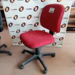 LOTE 464 - 01 CADEIRA DE ESCRITÓRIO COM BASE GIRATÓRIA NA COR VERMELHA. (NO ESTADO, LEILÃO NÃO TEM GARANTIA E NEM DEVOLUÇÃO, SUJEITO A POSSÍVEIS AVARIAS VISÍVEIS/OCULTAS E/OU AUSÊNCIA DE COMPONENTES).