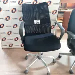 LOTE 478 - 01 CADEIRA DE ESCRITÓRIO COM BASE GIRATÓRIA CROMADA. (NO ESTADO, LEILÃO NÃO TEM GARANTIA E NEM DEVOLUÇÃO, SUJEITO A POSSÍVEIS AVARIAS VISÍVEIS/OCULTAS E/OU AUSÊNCIA DE COMPONENTES).