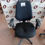LOTE 469 - 01 CADEIRA DE ESCRITÓRIO COM BASE GIRATÓRIA. (NO ESTADO, LEILÃO NÃO TEM GARANTIA E NEM DEVOLUÇÃO, SUJEITO A POSSÍVEIS AVARIAS VISÍVEIS/OCULTAS E/OU AUSÊNCIA DE COMPONENTES).