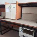 LOTE 443 - 02 MESAS COM ESTRUTURA EM FERRO FUNDIDO TAMPO EM MADEIRA E 01 ARMÁRIO EM MADEIRA COM 02 PORTAS. (NO ESTADO, LEILÃO NÃO TEM GARANTIA E NEM DEVOLUÇÃO, SUJEITO A POSSÍVEIS AVARIAS VISÍVEIS/OCULTAS E/OU AUSÊNCIA DE COMPONENTES).