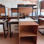 LOTE 457 - 02 MESAS COM ESTRUTURA EM FERRO FUNDIDO SENDO 01 SEM GAVETAS E 01 MESA EM MADEIRA. (NO ESTADO, LEILÃO NÃO TEM GARANTIA E NEM DEVOLUÇÃO, SUJEITO A POSSÍVEIS AVARIAS VISÍVEIS/OCULTAS E/OU AUSÊNCIA DE COMPONENTES).