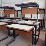 LOTE 454 - 03 MESAS COM ESTRUTURA EM FERRO FUNDIDO TAMPO EM MADEIRA SENDO 02 SEM GAVETAS. (NO ESTADO, LEILÃO NÃO TEM GARANTIA E NEM DEVOLUÇÃO, SUJEITO A POSSÍVEIS AVARIAS VISÍVEIS/OCULTAS E/OU AUSÊNCIA DE COMPONENTES).
