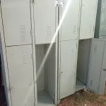 LOTE 431 - 02 ARMÁRIOS ROUPEIRO EM AÇO 04 PORTAS SENDO 01 INCOMPLETO. (NO ESTADO, LEILÃO NÃO TEM GARANTIA E NEM DEVOLUÇÃO, SUJEITO A POSSÍVEIS AVARIAS VISÍVEIS/OCULTAS E/OU AUSÊNCIA DE COMPONENTES).
