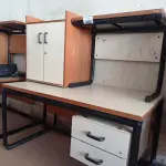 LOTE 440 - 02 MESAS COM ESTRUTURA EM FERRO FUNDIDO TAMPO EM MADEIRA E 01 ARMÁRIO EM MADEIRA COM 02 PORTAS. (NO ESTADO, LEILÃO NÃO TEM GARANTIA E NEM DEVOLUÇÃO, SUJEITO A POSSÍVEIS AVARIAS VISÍVEIS/OCULTAS E/OU AUSÊNCIA DE COMPONENTES).