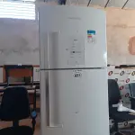 LOTE 471 - 01 GELADEIRA MARCA BRASTEMP 220V. (NO ESTADO, LEILÃO NÃO TEM GARANTIA E NEM DEVOLUÇÃO, SUJEITO A POSSÍVEIS AVARIAS VISÍVEIS/OCULTAS E/OU AUSÊNCIA DE COMPONENTES).
