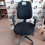 LOTE 468 - 01 CADEIRA DE ESCRITÓRIO COM BASE GIRATÓRIA. (NO ESTADO, LEILÃO NÃO TEM GARANTIA E NEM DEVOLUÇÃO, SUJEITO A POSSÍVEIS AVARIAS VISÍVEIS/OCULTAS E/OU AUSÊNCIA DE COMPONENTES).
